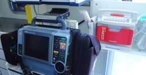 Monitor/Defibrillator und mobile Absaugeinheit